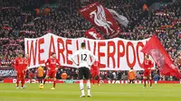 Suporter Liverpool membentangkan spanduk besar jelang dimulainya laga kontra Manchester United dalam lanjutan Liga Premier Inggris di Stadion Anfield, Minggu (17/1/2016). (Liputan6.com/Reuters / Carl Recine Livepic)