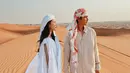 Liburan di Dubai tak lengkap tanpa ke padang pasir. Felicya pun tak ketinggalan bergaya ala warga lokal dengan pakaian modest-nya. [@felicyangelista_]