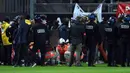 Empat dari 29 suporter mengalami luka serius akibat terjatuh dari tribun saat Amiens melawan Lille LOSC  di Licorne stadium, Amiens, (30/9/2017). Laga tersebut akhirnya ditunda. (AFP/Francois Lo Presti)