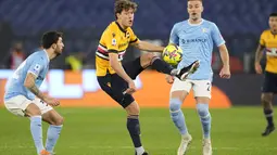 Penyerang Sampdoria Sam Lammers (tengah) mengontrol bola di udara di depan pemain Lazio Danilo Cataldi dan Sergej Milinkovic-Savic pada lanjutan Liga Italia pekan ke-24 di Stadio Olimpico, Roma, Italia, pada Selasa (28/2/2023) dini hari WIB. Kemenangan 1-0 kini mengantarkan Lazio hanya terpaut dua poin dari posisi kedua klasemen Serie A, Inter Milan. (AP Photo/Andrew Medichini)