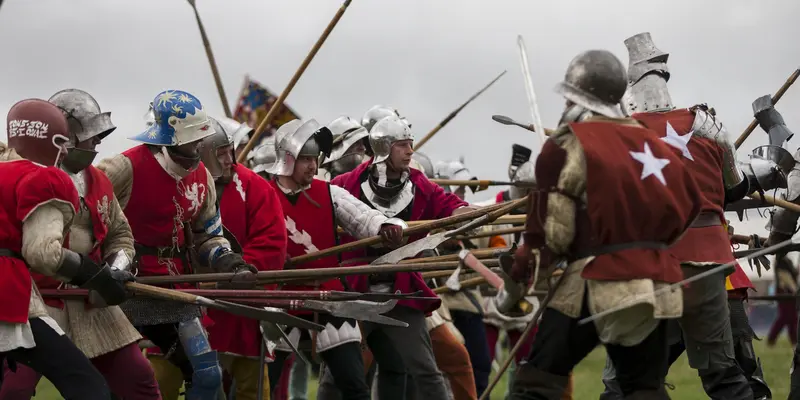 20150823-Ratusan Warga Inggris Saling Perang Peringati Pertempuran Bosworth