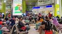 Pemudik mulai memadati Stasiun Gambir 4 hari menjelang perayaan Idul Fitri (Liputan6.com/Ika Defianti)