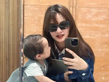 Gaya rambut dapat memancarkan pesona seseorang, begitu juga dengan Sabrina. Dalam foto yang diunggahnya ini, Sabrina terlihat membiarkan rambutnya tergerai. Tampilan ini semakin membuatnya seperti anak ABG yang baru pulang dari kampus. Kacamata hitam yang dikenakannya mendukung penampilannya jadi makin menarik. Kebersamaannya dengan Baby Launa ini pun bak kakak adik. (Liputan6.com/IG/@sabrinaanggraini)