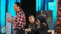 Cagub DKI Jakarta nomor 1 Agus Harimurti Yudhoyono menyimak jawaban dari Basuki T Purnama (Ahok) saat debat kedua Cagub DKI-Jakarta, Jumat (27/1). (Liputan6.com/Faizal Fanani)