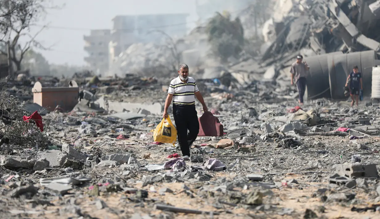 <p>Pasukan Israel dan milisi di Palestina, Hamas, berperang sejak 7 Oktober hingga sekarang. Imbas pertempuran ini, belasan ribu orang dari dua negara itu tewas. (AP Photo/Ali Mahmoud)</p>