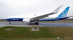 Ujung sayap lipat pesawat Boeing 777X diperlihatkan sebelum lepas landas pada penerbangan pertamanya di Paine Field, Everett di Washington, Sabtu (25/1/2020). Ujicoba ini berjalan sukses dan lancar, setelah dua rencana ujicoba sebelumnya terpaksa dibatalkan karena angin kencang. (AP/Ted S. Warren)