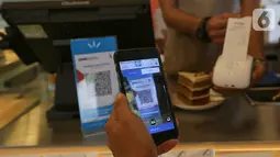 Pembeli sedang scan qr qode menggunakan teknologi Youtap di coffe shop, Gading Serpong, Tangsel, Sabtu (14/11/2020). Youtap memberi kenyamanan pelanggan untuk mendapat bukti transaksi yang sah dan memudahkan transaksi on the go bagi para pelaku bisnis. (Liputan6.com/Fery Pradolo)