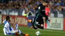 Pemain Real Madrid, Theo Hernandez berebut bola dengan pemain Leganes, Roberto Roman "Tito" pada partai tunda pekan ke-16 La Liga Spanyol di Estadio Municipal de Butarque, Rabu (21/2). Madrid bangkit dari ketinggalan dengan skor 3-1. (AP/Francisco Seco)