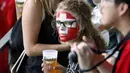 Fans Swiss bersantai dengan beer saat menyaksikan laga timnya melawan Polandia pada babak 16 besar Piala Eropa 2016 di Stadion Geoffroy-Guichard, Saint-Etienne (26/6/2016) WIB.  (REUTERS/Max Rossi)