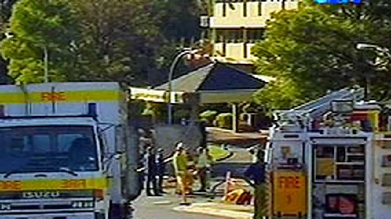 010605bBreak-LnAustralia2.jpg
