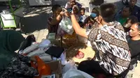 Warga Serbu Kendaraan Pengangkut Sembako Bulog di Tulungagung