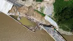Foto udara memperlihatkan sebuah jembatan yang rusak akibat Badai John di dekat Acapulco, Negara Bagian Guerrero, Meksiko, pada tanggal 29 September 2024. (Francisco ROBLES/AFP)
