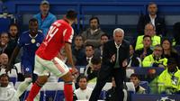 Jose Mourinho bersama Benfica harus takluk dengan skor 0-1 saat bertemu Chelsea. (Adrian Dennis / AFP)