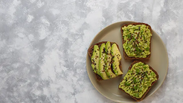 Ilustrasi sandwich kacang arab dan alpukat/freepik.com/balashmirzabey