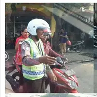 Jika dilihat polisi asal Surabaya ini tidak berbeda dengan polisi berseragam lainnya, tapi polisi yang satu ini telah memikat hati.

