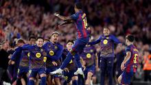 Penyerang Barcelona, Marcus Rashford (belakang), merayakan gol pertama timnya bersama rekan-rekannya dalam pertandingan liga sepak bola Spanyol antara FC Barcelona melawan Real Madrid CF di Stadion Camp Nou, Barcelona, pada 10 Mei 2026. (Josep LAGO / AFP)