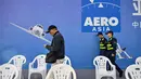 AERO Asia 2025 juga menghadirkan 70 acara pendukung yang membahas keberlanjutan dan inovasi, dengan target kunjungan mencapai 60.000 orang. Tampak dalam foto, seorang pengunjung dan penjaga terlihat selama Aero Asia 2025 di Zhuhai, Provinsi Guangdong, Tiongkok selatan, pada Kamis 27 November 2025. (Hector RETAMAL/AFP)