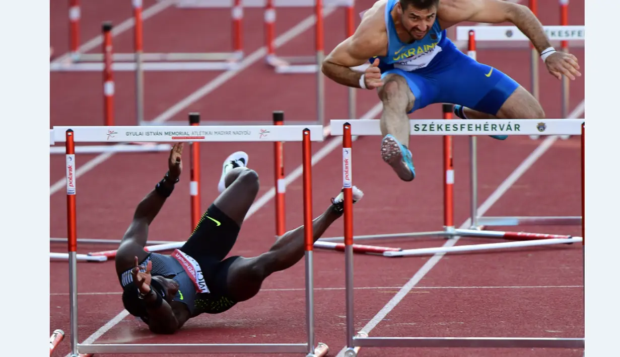 Pelari Jamaika, Omar Mcleod, terjatuh saat final lari gawang 110 m GP Atletik Hungaria (Gyulai Istvan Memorial) di Szekesfehervar, Hungaria, (18/7/2016). (AFP/Attila Kisbenedek)