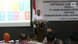 Mendes PDTT Eko Putro Sandjojo memberi sambutan dalam penandatanganan kerja sama Kemendes PDTT dengan Bank Mandiri di Kantor Kemendes PDTT, Jakarta, Senin (30/9/2019). Bank Mandiri mendukung Kemendes PDTT melalui layanan produk dan jasa perbankan. (Liputan6.com/Angga Yuniar)