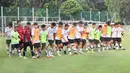 Para pemain Timnas Indonesia U-17 menggotong gawang bersama saat sesi latihan di Lapangan ABC, Kompleks Gelora Bung Karno, Kamis (27/7/2023). (Bola.com/Abdul Aziz)