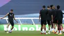 Pemain Bayern Munchen Robert Lewandowski (kiri) menendang bola saat sesi latihan di Stadion Jose Alvalade, Lisbon, Selasa (18/8/2020). Bayern Munchen akan menghadapi Lyon pada pertandingan semifinal Liga Champions. (Miguel A. Lopes/Pool via AP)