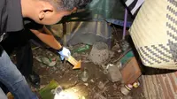 Petugas Inafis Polres Kebumen menemukan gelas berisi air yang dicampur potasium. (Foto: Liputan6.com/Muhamad Ridlo/Polres Kebumen)