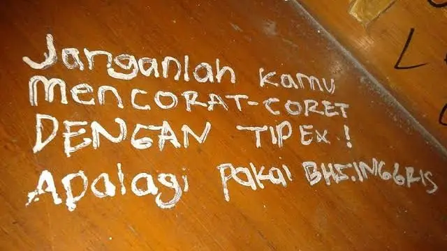 Bikin Nostalgia, 6 Coretan Murid di Meja Kelas Ini Nyeleneh
