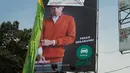 Salah satu papan iklan di Kawasan Kebayoran Lama, Jakarta yang terkena razia oleh Satpol PP dan Dinas BP2T, Kamis (23/2). Razia dilakukan untuk menertibkan reklame yang tidak membayar pajak. (Liputan6.com/Gempur M Surya)