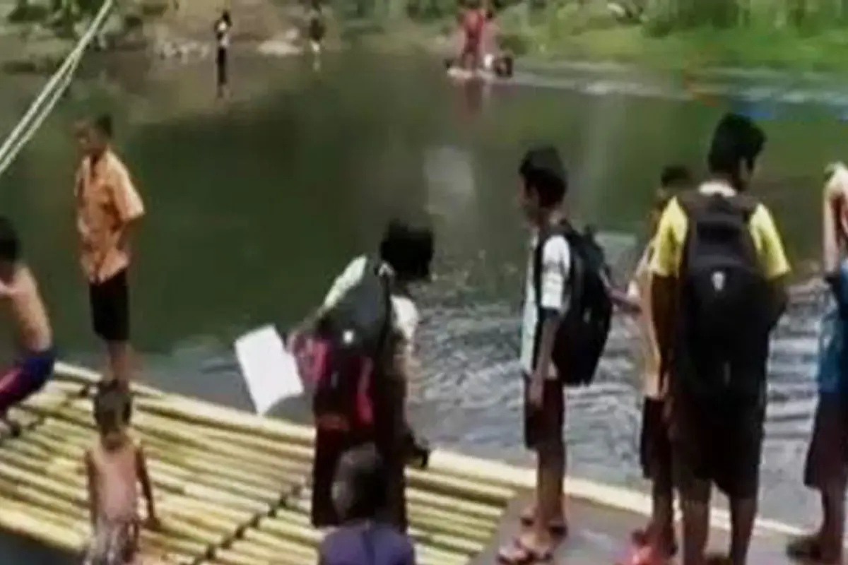 VIDEO: Jembatan Ambruk, Siswa Rela Naik Rakit Demi ke Sekolah