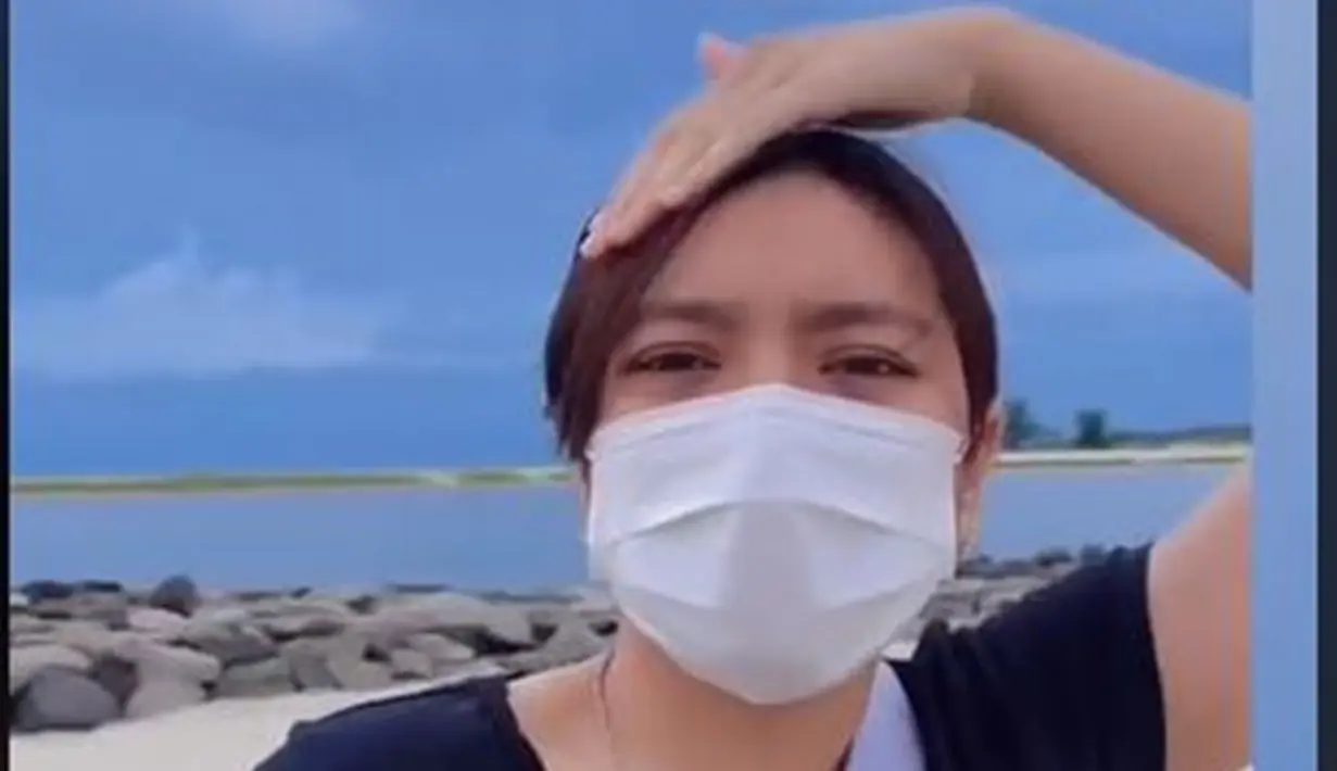 Anak berusia 18 tahun ini tampak senang bisa liburan ke pantai. Momen ia ke pantai ini bikin warganet terpesona dengan paras anak Ariel yang inner beauty terpancarkan. Ia dipuji cantik mesti tampil natural tanpa makeup. (Liputan6.com/TikTok/basdail02)