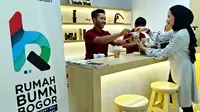 Pembeli memesan kopi di sela peresmian relokasi Rumah BUMN Bank Mandiri di Bogor, Jawa Barat. (Liputan6.com)