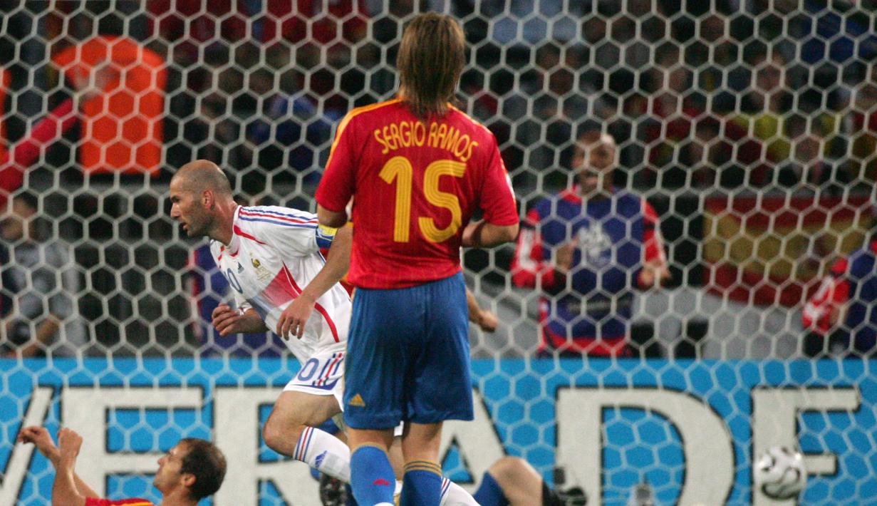 Prancis. Pada Piala Dunia edisi 2006 di Jerman, Timnas Spanyol tersingkir lebih awal di babak 16 besar. Prancis menjadi negara yang sukses memulangkan Spanyol di babak 16 besar Piala Dunia 2006 (27/6/2006) lewat kemenangan 3-1. Spanyol sebenarnya unggul terlebih dahulu melalui David Villa melalui eksekusi penalti pada menit ke-28. Namun Prancis akhirnya berhasil comeback dengan mencetak tiga gol melalui Franck Ribery menit ke-41, Patrick Vieira menit ke-83 dan ditutup oleh gol Zinedine Zidane pada masa injury time babak kedua. (AFP/Michael Urban)