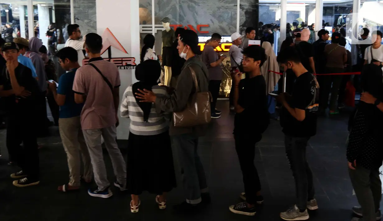 Antusias pengunjung untuk melihat produk berkegiatan di alam bebas. (Liputan6.com/Herman Zakharia)