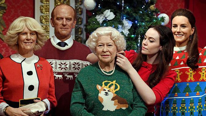 Ratu Elizabeth II dengan sweater corgi. (Via: boredpanda.com)