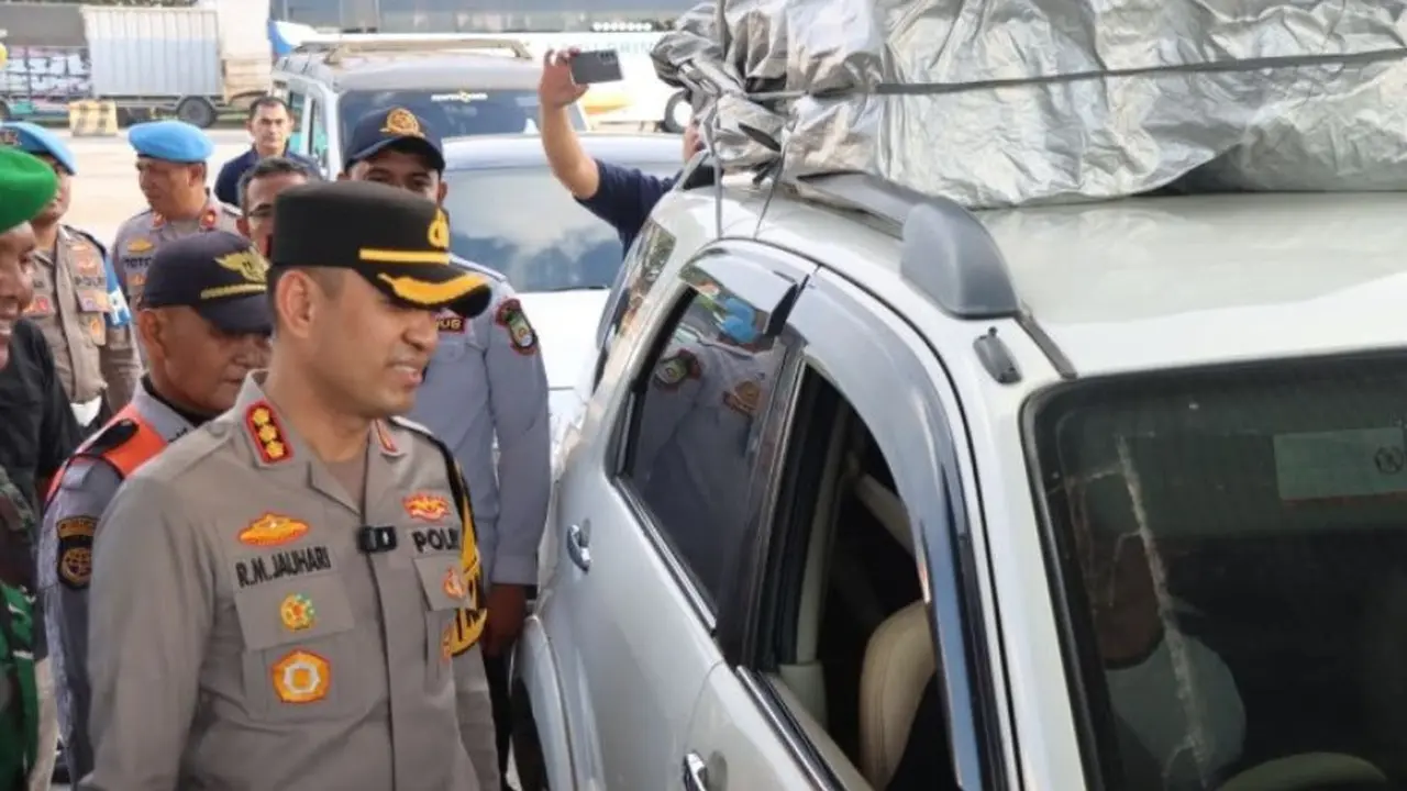 Kapolres Metro Tangerang Kota Kombes Pol Raden Muhammad Jauhari berbincang dengan pemudik saat memantau keamanan di Rest Area.