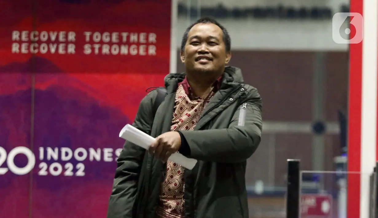 Koordinator Masyarakat Antikorupsi Indonesia (MAKI) Boyamin Saiman usai menjalani pemeriksaan di Gedung KPK, Jakarta, Selasa (17/5/2022). Boyamin Saiman diperiksa dalam kapasitas jabatan Direktur PT Bumirejo sebagai saksi terkait dugaan pencucian uang yang dilakukan Bupati Banjarnegara nonaktif, Budhi Sarwono. (Liputan6.com/Helmi Fithriansyah)