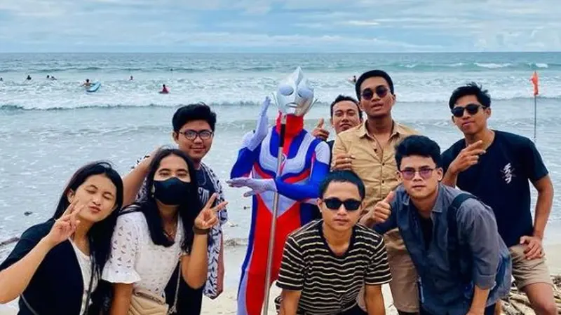 Siapa Sosok Pemakai Kostum Superhero Ultraman yang Ikut Bersihkan Sampah di Pantai Kuta Bali?