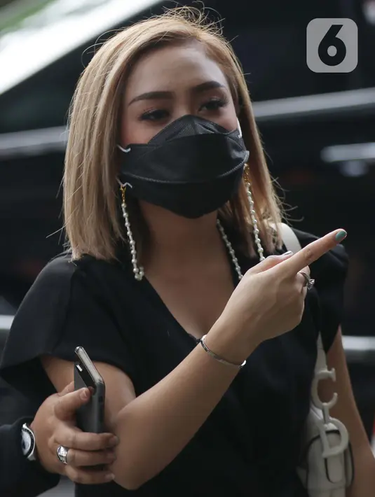 Pedangdut, Citra Rahayu atau Cita Citata saat tiba di gedung KPK untuk menjalani pemeriksaan penyidik KPK, Jakarta, Jumat (26/3/2021). Cita Citata dipanggil KPK sebagai saksi untuk tersangka Pejabat Pembuat Komitmen (PPK) di Kemensos, Matheus Joko Santoso (Liputan6.com/Helmi Fithriansyah)
