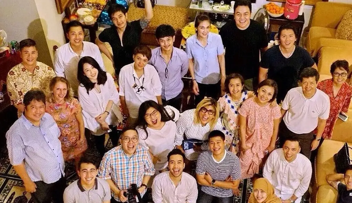 Shena beberapa kali tampak mendukung Vidi dalam bermusik. Salah satunya saat peluncuran album Persona. [Instagram.com/vidialdiano]