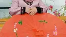 Beauty influencer dari Nganjuk ini selalu berhasil menghibur orang dengan gaya penampilan uniknya. Tak hanya unik, ia juga bisa berpenampilan menarik seperti seorang putri. Saat kenakanan outfit pink bawa payung merah ini penampilan Kekeyi banjir pujian. (LIputan6.com/IG/rahmawatikekeyiputricantikka)