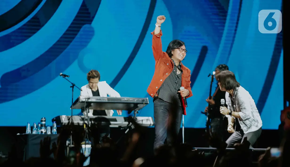 Penampilan Once Mekel, Ari Lasso, dan Dul Jaelani saat berkolaborasi dengan grup band Dewa 19 dalam Tamagochill (its’s time to go chill) di Tennis Indoor Senayan, Jakarta Pusat, pada Kamis (21/11/2019). Kolaborasi Dewa 19, Once, Ari Lasso, dan Dul memukau penonton. (Liputan6.com/Faizal Fanani)