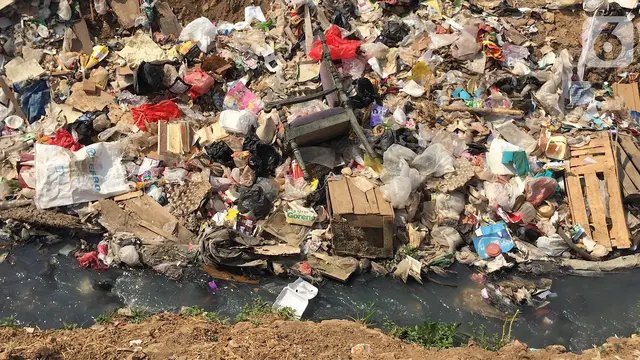 Bantaran Kanal Banjir Barat Dipenuhi Sampah
