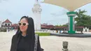 Melengkapi tampilannya, Wulan mengenakan aksesori kalung mutiara dan kacamata hitam frame putih dari Celine. Ia pun membawa sling bag Dior warna hitam bercorak. [@wulanguritno]