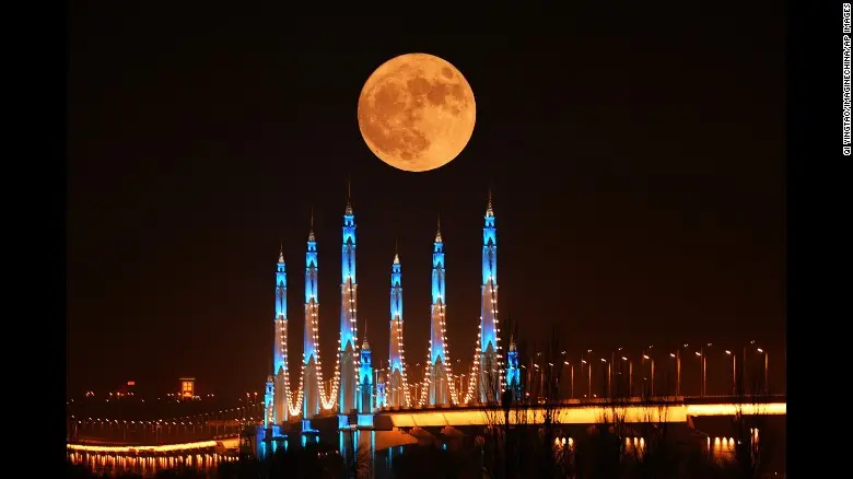 Supermoon (AP)