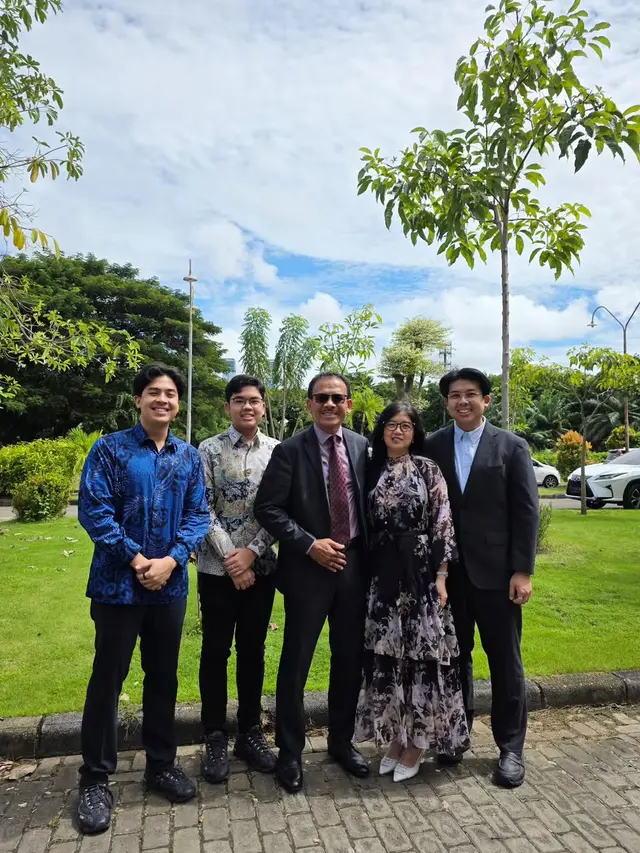 7 Potret Kenangan Jerome Polin dengan Mendiang Ayah, Penuh Kehangatan dan Bikin Haru
