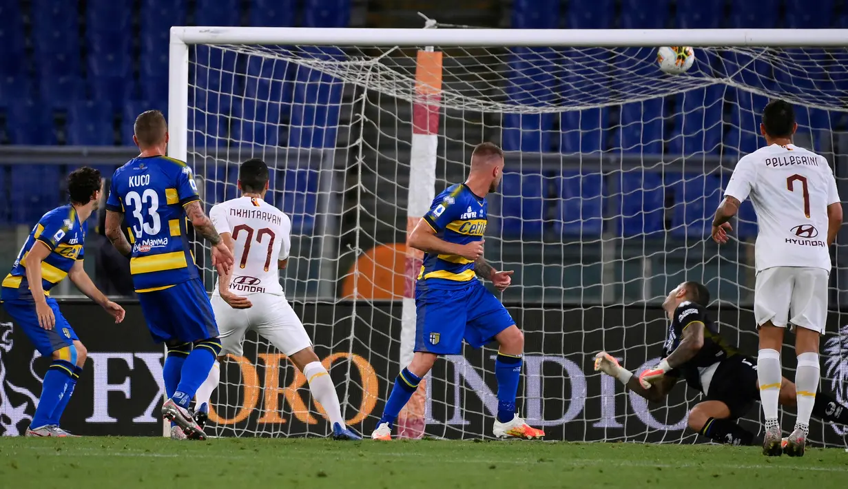 Gelandang AS Roma, Henrikh Mkhitaryan (ketiga dari kiri) mencetak gol ke gawang Parma dalam laga Serie A 2019-20 giornata 31 di Stadion Olimpico, Kamis (9/7/2020) dini hari WIB. AS Roma sukses mengalahkan Parma dengan skor tipis 2-1. (AP Photo/Alessandra Tarantino)