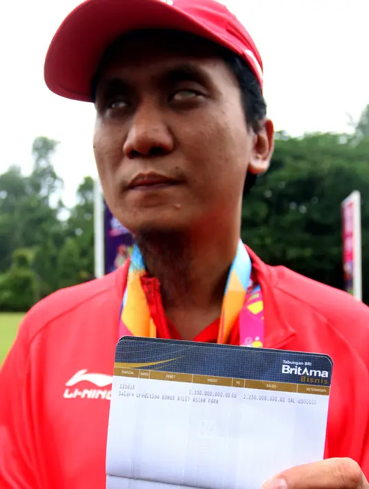 Atlet catur Asian Para Games 2018, Hendi Wirawan menunjukkan buku tabungan berisi bonus sebesar Rp 2,25 M di Istana Bogor, Jakarta, Sabtu (13/10). Hendi mendapat bonus dari pemerintah setelah mendapatkan dua medali emas. (Liputan6.com/HO/Randy)