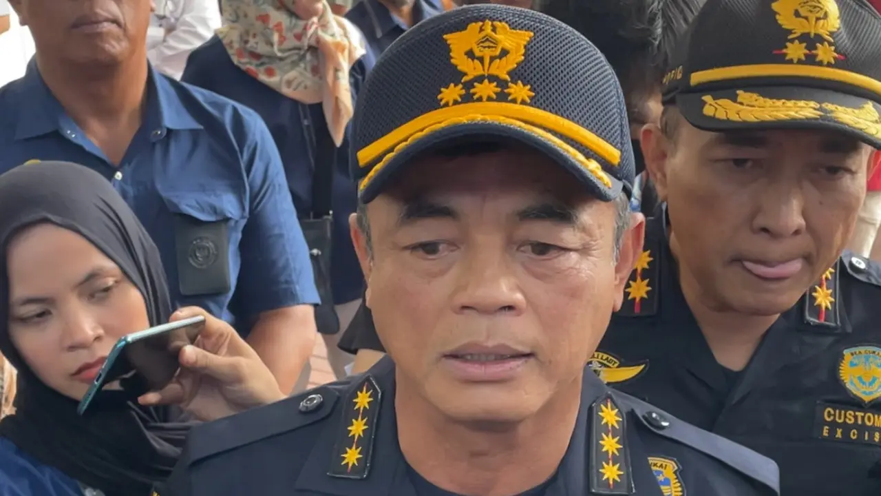 Direktur Jenderal Bea dan Cukai, Letjen TNI (Purn.) Djaka Budhi Utama saat ditemui di Kanwil Bea Cukai Jakarta, Rabu (3/12/2025). (Foto: Liputan6.com/Tira Santia)