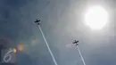 Aksi aerobatik udara Jupiter Aerobatic Team (JAT) dalam perayaan HUT TNI AU ke-71 di Bandara Halim Perdanakusuma, Jakarta, Minggu (9/4). Aksi aerobatik udara Jupiter Aerobatic Team (JAT)ini  menggunakan pesawat jenis Mongbee. (Liputan6.com/Faizal Fanani)