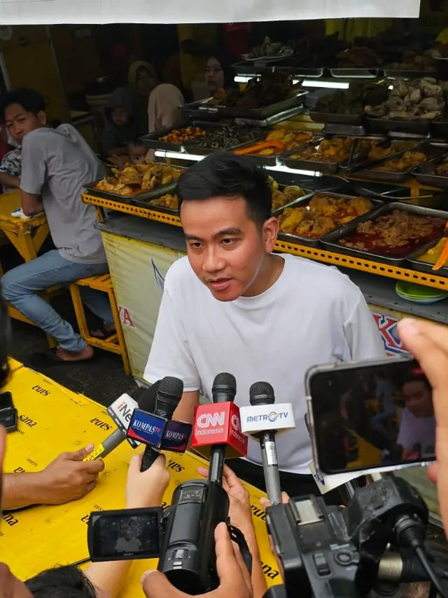 Calon wakil presiden (cawapres) nomor urut 2, Gibran Rakabuming Raka berkunjung ke nasi kapau untuk makan siang di Jalan Kramat Raya, Senen, Jakarta Pusat, Minggu (3/10/2023).